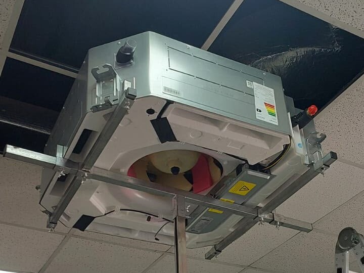 Técnico de ASR Friocalor instalando un equipo de climatización