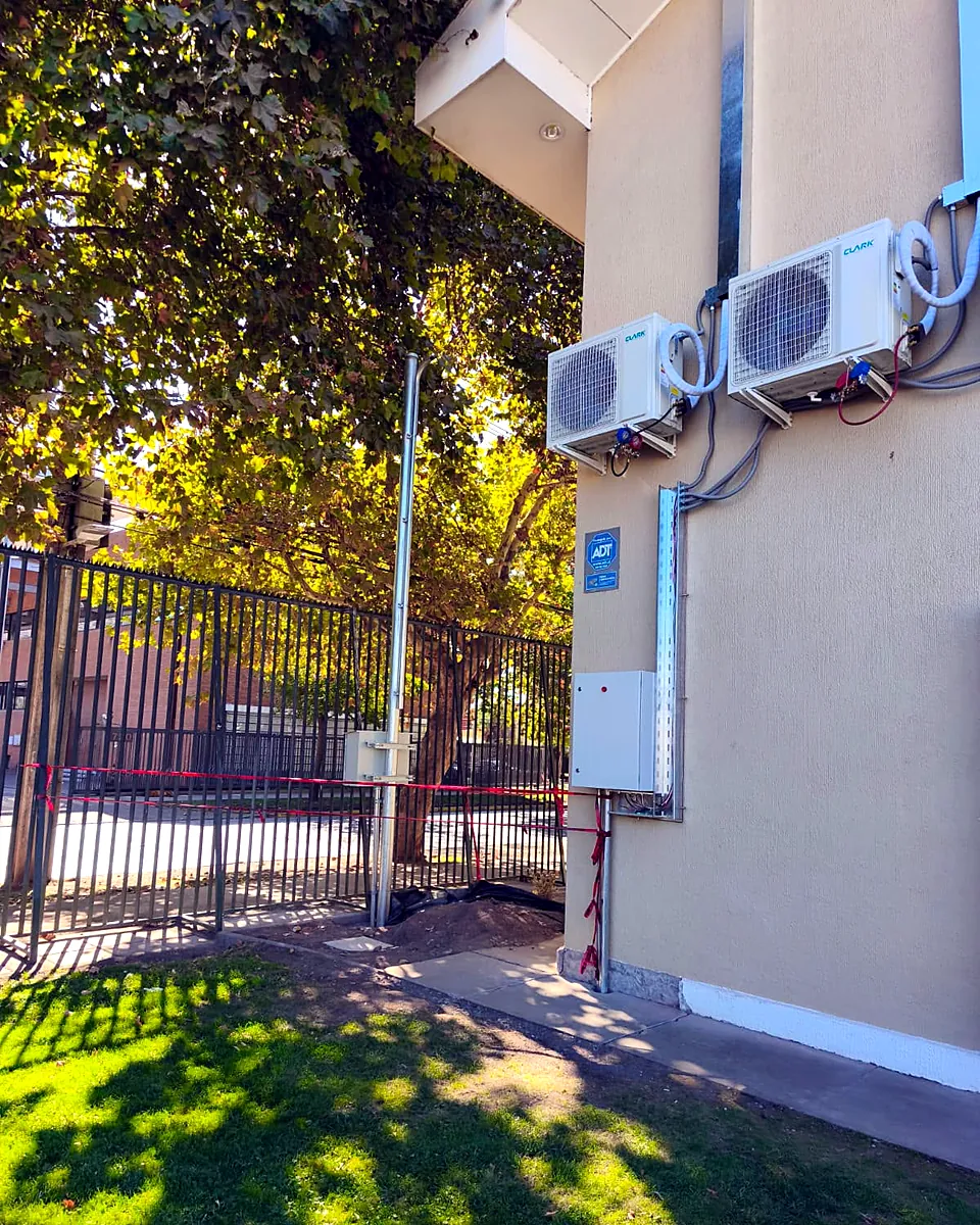 Unidades exteriores y tablero eléctrico