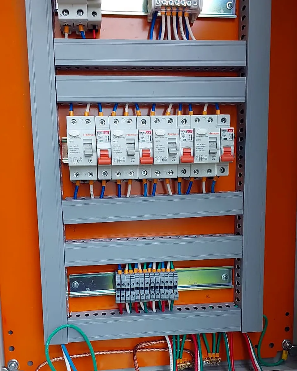 Detalle de tablero y protecciones