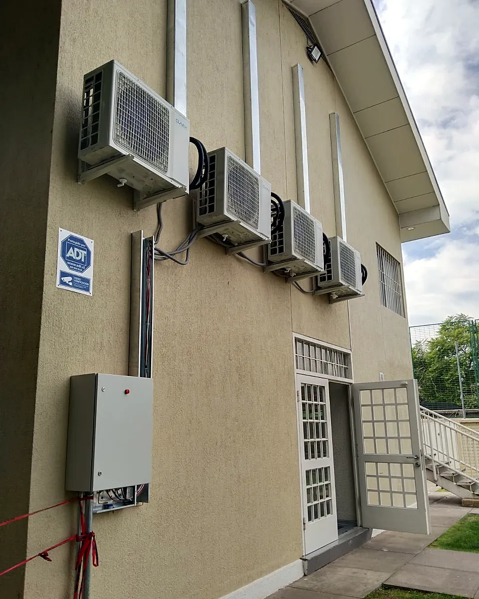 Instalación de cuatro unidades en fachada